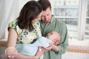 Семья с малышом в пеленке коконе для новорожденных на молнии матрешка