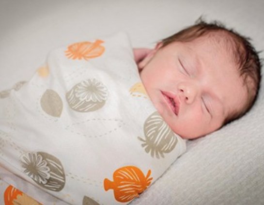 Подготовка к пополнению: выбор пеленок по размеру для новорожденных (таблица)