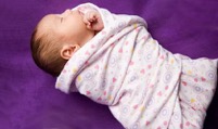 Спящий ребенок в пеленке фото
